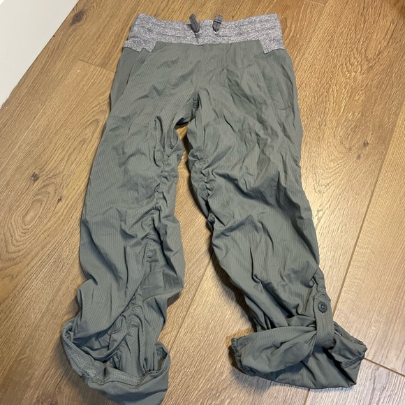 Ivivva Lululemon Girls Gray Elastic Waistband Pleated Live to Move Pants Size 8 - Picture 4 of 6